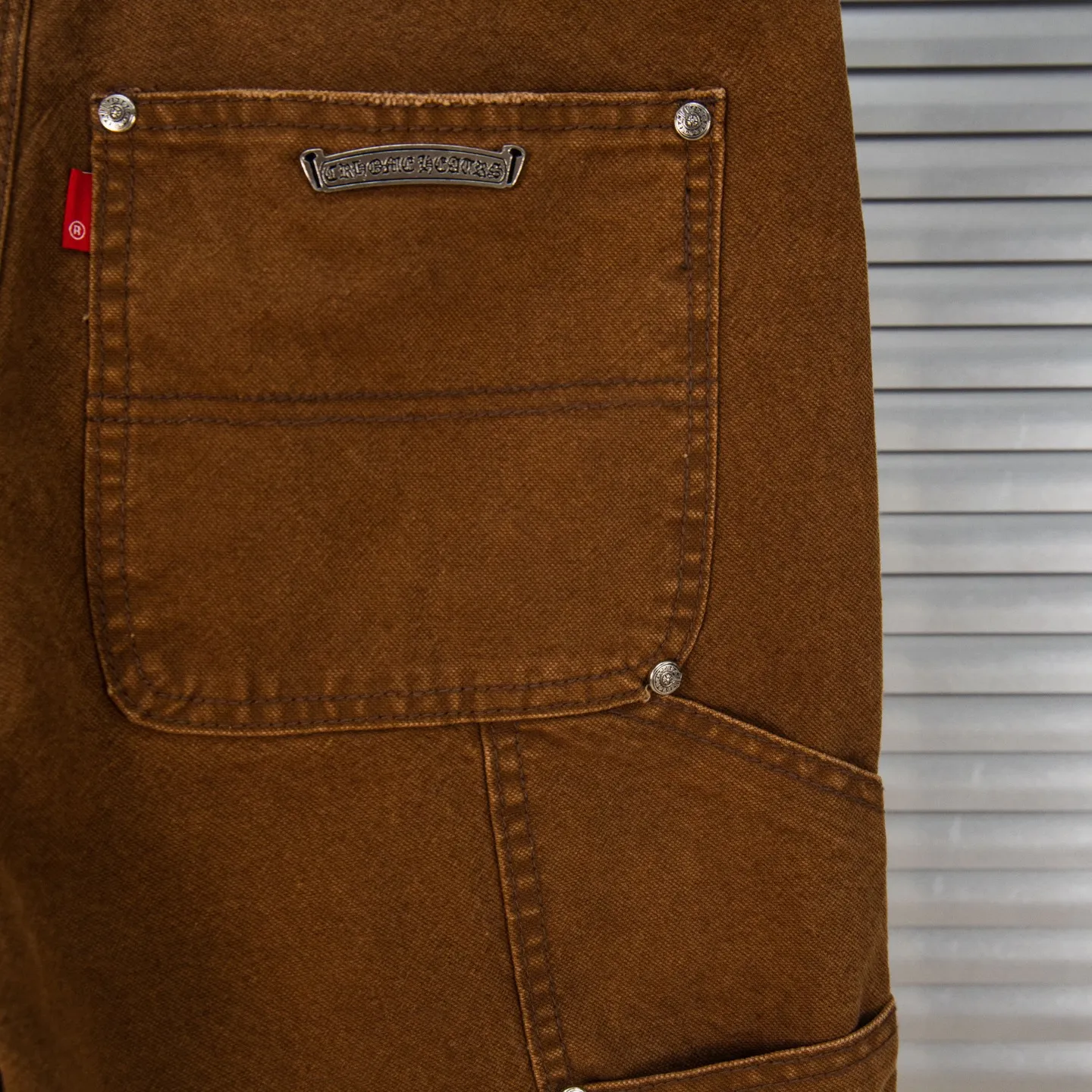 P260 Chrome Hearts new logging pants, yellow patchwork leather embroidered jeans, are a hot trend this season and are sought after by countless celebrities and fashionistas. The neat details of the cutting process add color to the playful fashion! The neat and meticulous design, and the well-fitting structure is unique. The upper body not only has outstanding recognition, but also looks younger and younger. A style with the ultimate wearing meaning and performance, gorgeous color matching, and the craftsmanship of this style is also extremely extraordinary. After the finished product is washed, it is disassembled and hand-made with sheepskin cross leather and then spliced ​​together to complete. The whole piece has too many craftsmanship to describe. It is decorated with patchwork cross flowers and high-waisted washed jeans! ! Absolutely high-end luxury product, a god-level single product, a super popular product, made by top heavy industry, a magic weapon that cannot be missed. Style number: 1848# Size: 28 30 32 34 36 Color: yellow brown